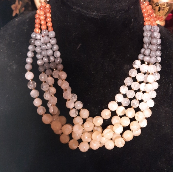 Nice three tone necklace. - Picture 2 of 2